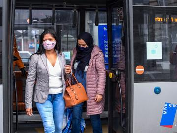  MIVB-busreizigers stappen af aan halte Simonis