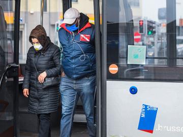  MIVB-busreizigers stappen af aan halte Simonis