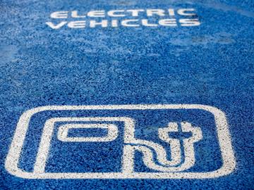 Een laadplaats voor elektrische voertuigen bij Total Ruisbroek, aan de autosnelweg E19