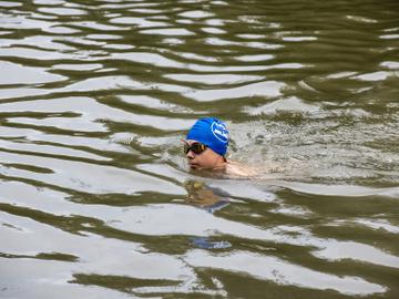 Zwemmen in de Mayfairvijver in Anderlecht