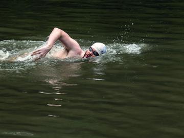 Zwemmen in de Mayfairvijver in Anderlecht