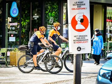 De fietsbrigade van de politie controleert het verplichte dragen van een mondmasker in de voetgangerszone in Brussel-Stad