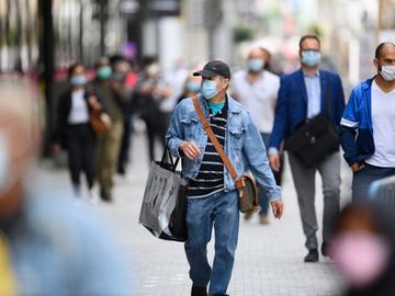 Winkelen met mondmasker in de Nieuwstraat