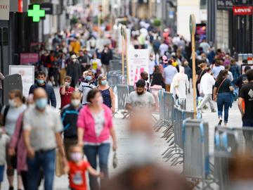 Winkelen met mondmasker in de Nieuwstraat