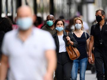 Winkelen met mondmasker in de Nieuwstraat