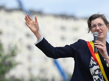 Catherine Moureaux (PS), burgemeester van Sint-Jans-Molenbeek, bij de inhuldiging van het nieuwe fietspad op de Alphonse Vandenpeereboomstraat op 15 juli 2020.