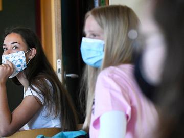 Jongeren met mondmasker in het middelbaar onderwijs