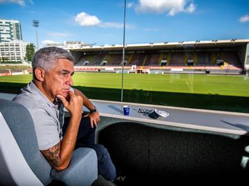 Thierry Dailly, voorzitter van voetbalclub RWD Molenbeek, in het Edmond Machtensstadion