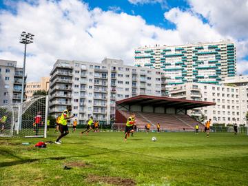 Een training van voetbalclub RWD Molenbeek in het Edmond Machtensstadion