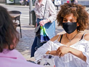 Het dragen van een mondmasker is verplicht in het Brussels gewest zolang de corona-alarmdrempel overschreden blijft