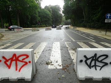 Betonblokken maken een deel van het Ter Kamerenbos ontoegankelijk voor autoverkeer