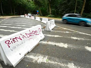 26 augustus 2020: betonblokken maken een deel van het Ter Kamerenbos ontoegankelijk voor autoverkeer.