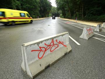 26 augustus 2020: betonblokken maken een deel van het Ter Kamerenbos ontoegankelijk voor autoverkeer.