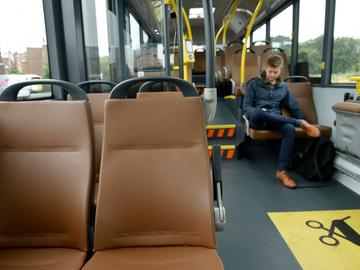 Een bus van openbaar vervoersmaatschappij De Lijn