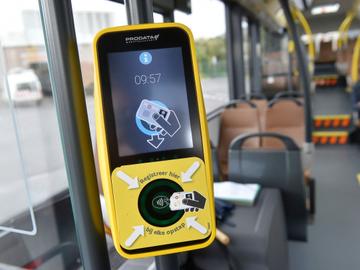 Een bus van openbaar vervoersmaatschappij De Lijn