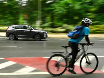 Fietsers en automobilisten in Ter Kamerenbos