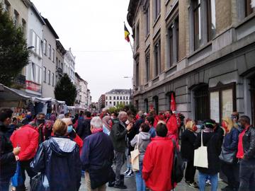 3 september 2020: leden van vakbond ACOD protesteren aan het gemeentehuis van Molenbeek tegen het ontslag van hun lokale voorziter
