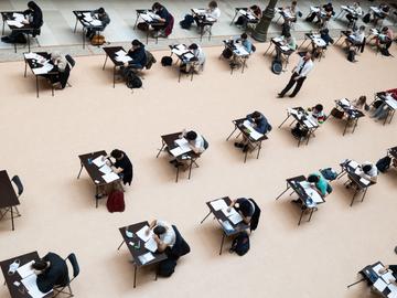 Juni 2020: studenten aan de Vrije Universiteit Brussel (VUB) leggen hun examens af in de ruimtes van de Koninklijke Musea voor Kunst en Geschiedenis (KMKG), met respect voor social distancing