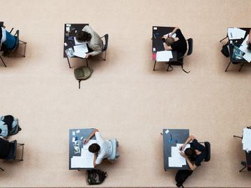 Juni 2020: studenten aan de Vrije Universiteit Brussel (VUB) leggen hun examens af in de ruimtes van de Koninklijke Musea voor Kunst en Geschiedenis (KMKG), met respect voor social distancing