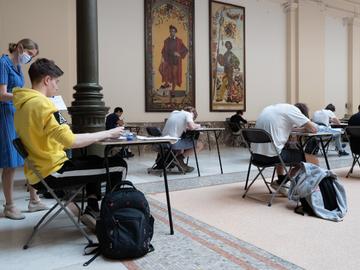 Juni 2020: studenten aan de Vrije Universiteit Brussel (VUB) leggen hun examens af in de ruimtes van de Koninklijke Musea voor Kunst en Geschiedenis (KMKG), met respect voor social distancing