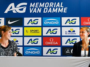 Het Belgische sprinttalent Rani Rosius (rechts) op de voorafgaande persconferentie van de atletiekmeeting Memorial Van Damme, naast sprintlegende Kim Gevaert (links.)