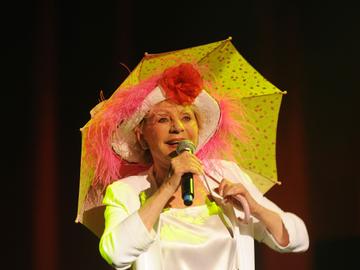 Annie Cordy in 2008 op het podium als Tata Yoyo uit het succesliedje Tata Yoyo uit 1980