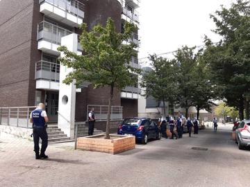Preventieve politiecontrole in de gemeenschappelijke delen van de appartementsgebouwen in de Krakeelwijk in de Marollen na de onlusten van 5 en 6 september 2020