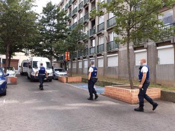 Preventieve politiecontrole in de gemeenschappelijke delen van de appartementsgebouwen in de Krakeelwijk in de Marollen na de onlusten van 5 en 6 september 2020