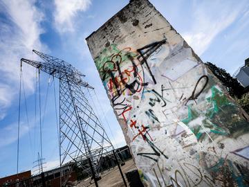 Inhuldiging van een stuk Berlijnse muur op de Brusselse site van Elia, de transmissienetbeheerder van het Belgische hoogspanningsnet