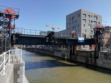 De Godshuizenbrug over het kanaal verbindt de Nijverheidskaai en de Mariemontkaai in Sint-Jans-Molenbeek, maar is defect