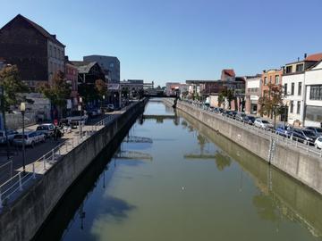 De Godshuizenbrug over het kanaal verbindt de Nijverheidskaai en de Mariemontkaai in Sint-Jans-Molenbeek, maar is defect 