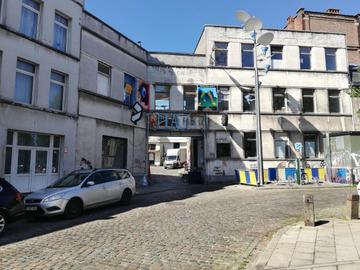 Recyclart, Vaartkapoen en Decoratelier huizen er naast elkaar, waardoor de Manchesterstraat in Sint-Jans-Molenbeek een cultuurstraat is geworden