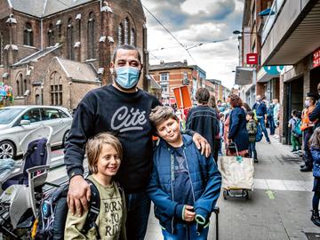 Erhan Demirci met zijn twee zonen aan basisschool Champagnat aan de Helmetsesteenweg