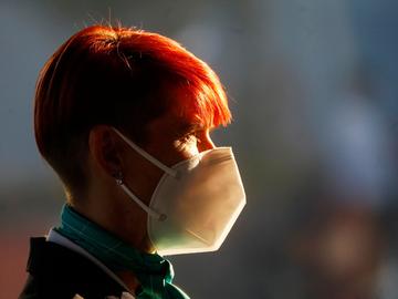 Een vrouw met mondmasker