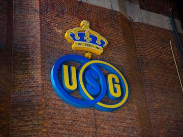 Het logo van Union Saint-Gilloise op het Joseph Marienstadion, naast het Dudenpark