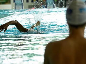 Baantjes trekken in het zwembad