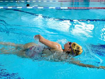 Baantjes trekken in het zwembad