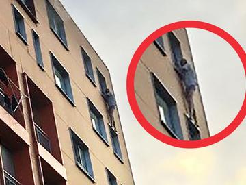 20200924 Bewoner wacht hangend aan vensterbank appartement op de brandweer uitgelicht