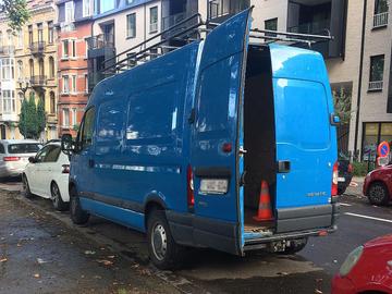 Bestelwagen met open deuren