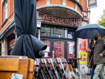 Café Au Laboureur in de Vlaamsesteenweg, sinds 8 oktober 2020 verplicht gesloten in een poging de verdere verspreiding van het coronavirus tegen te gaan en de ziekte Covid-19 in te dijken