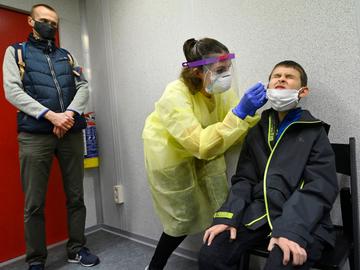 Een vrouw wordt getest in het Covid-19 testcentrum aan Merode