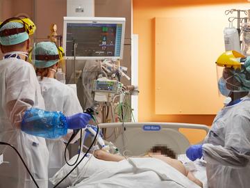 Dokters en verplegend personeel verzorgen patiënten met Covid-19 in het Erasmusziekenhuis in Anderlecht