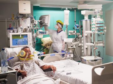 Dokters en verplegend personeel verzorgen patiënten met Covid-19 in het Erasmusziekenhuis in Anderlecht