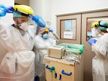 Dokters en verplegend personeel verzorgen zwaar zieke patiënten met Covid-19 in het Erasmusziekenhuis in Anderlecht