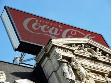 Het de Brouckèreplein met het reclamepaneel van Coca-Cola in 2015, voor de vervanging door een nieuwe led-versie