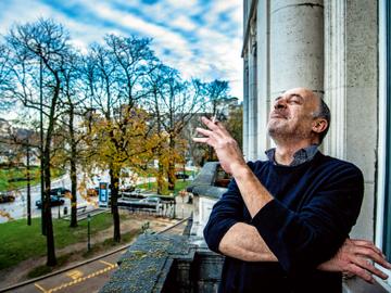 Oud-journalist Gerrit Six met sigaret op zijn balkon