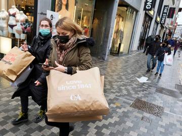 1 december 2020: kooplustigen met mondmasker in de Nieuwstraat bij de heropening van de winkels binnen het kader van de nieuwe coronamaatregelen