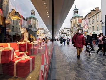 Kerstinkopen in de Nieuwstraat kunnen weer nu de winkels de deuren mogen openen