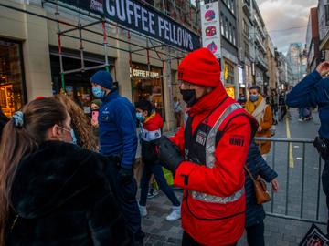 6 december 2020: druk in de Nieuwstraat op koopzondag, ondanks coronamaatregelen