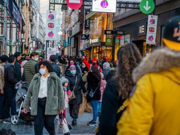 6 december 2020: druk in de Nieuwstraat op koopzondag, ondanks coronamaatregelen